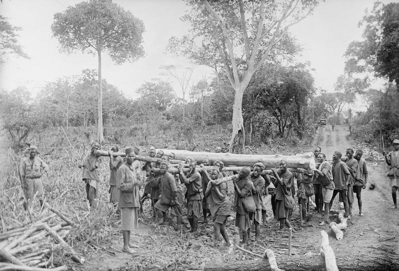 Kavirondo (BEA) porters of the 2nd Road Corps. Chikukwe Swamp, January 1918.